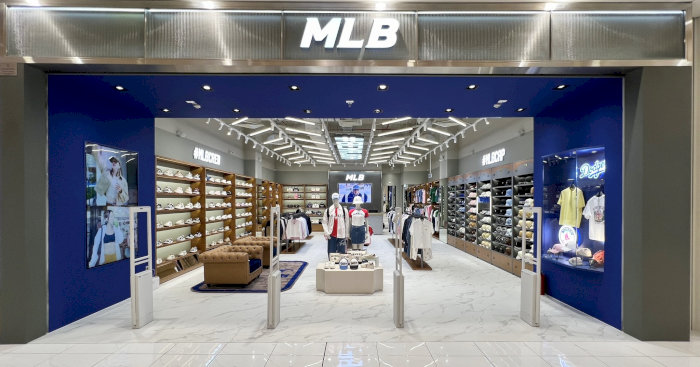  Cửa h&agrave;ng MLB Mặt tiền cửa h&agrave;ng MLB với logo nổi bật v&agrave; kh&ocirc;ng gian b&ecirc;n trong b&agrave;y b&aacute;n nhiều sản phẩm.