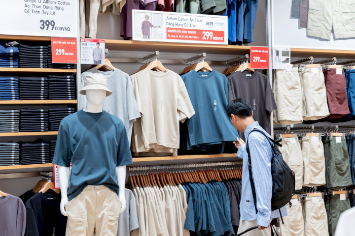 Nam kh&aacute;ch h&agrave;ng đang chọn &aacute;o thun tại khu trưng b&agrave;y &aacute;o UNIQLO b&ecirc;n trong AEON Mall Huế.