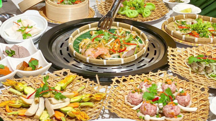 Bàn tiệc lẩu hấp tại nhà hàng Hong Kong Hot Pot ở Hà Nội với nhiều món ăn tươi ngon được bày trí tinh tế.