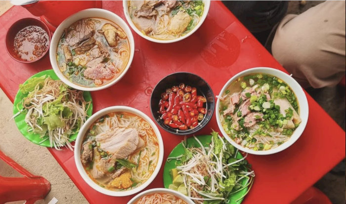 Bún bò Huế tại quán khiến thực khách nhớ mãi nhờ nước lèo thơm ngon, đậm chất Huế