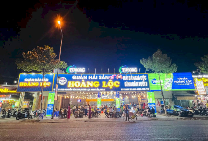  Qu&aacute;n Hải Sản Ho&agrave;ng Lộc Cần Thơ Biển hiệu qu&aacute;n hải sản Ho&agrave;ng Lộc rực rỡ, đ&ocirc;ng kh&aacute;ch ở Cần Thơ.