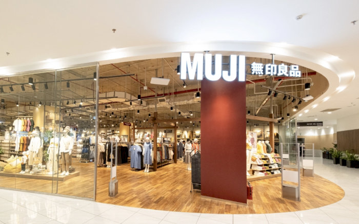 Cửa h&agrave;ng Muji thiết kế tối giản, b&agrave;y b&aacute;n đa dạng sản phẩm tại trung t&acirc;m thương mại.