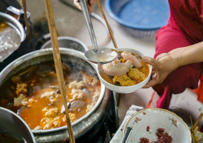 Tô bún bò đậm vị Huế xưa của quán Mệ Kéo có tuổi đời hơn 70 năm