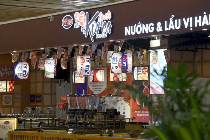 Mặt tiền nhà hàng Korea House với biển hiệu nổi bật và những chiếc đèn lồng trang trí mang đậm phong cách Hàn Quốc.
