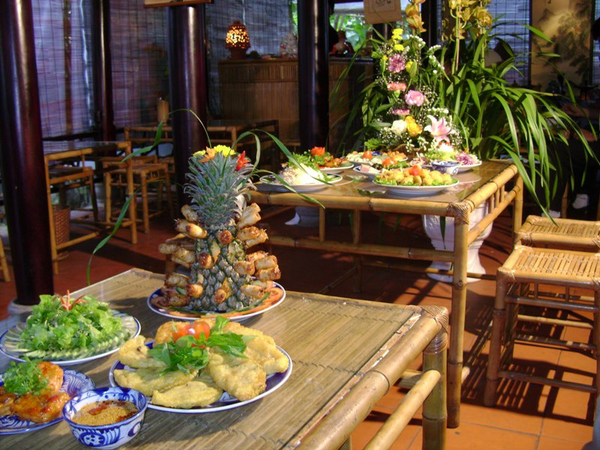 Cơm chay dưỡng sinh Liên Hoa Không gian thanh tịnh và bình yên tại Cơm chay dưỡng sinh Liên Hoa, quán ăn chay nổi tiếng ở Huế.