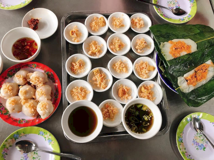 Đĩa bánh bèo Huế truyền thống được bày biện đẹp mắt, sẵn sàng để thưởng thức cùng nước chấm đặc trưng.