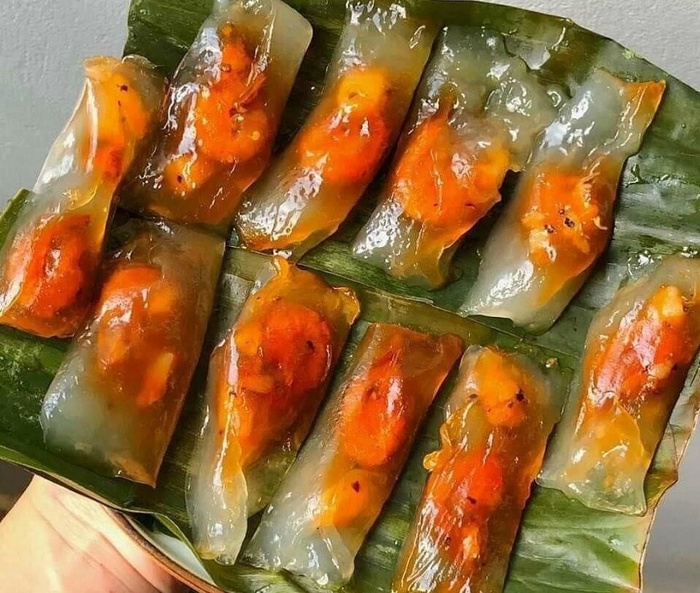 Bánh được trình bày đẹp mắt, vỏ mỏng đều, vị đậm đà trong không gian đậm chất hoài niệm