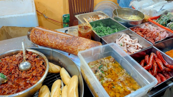 Bắt nguồn từ gánh hàng rong nhỏ, bánh mì O Tho đã trở thành biểu tượng ẩm thực đêm Huế!