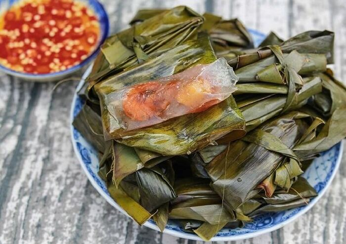 Bánh bột lọc mang đậm nét quê, mộc mạc mà đầy hấp dẫn với nhân tôm thịt rim thơm lừng
