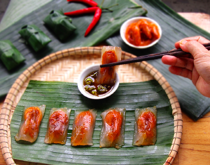 Bánh bột lọc gói lá tươi, hấp chín tới, nhân thấm đều, thơm nhẹ mùi Huế