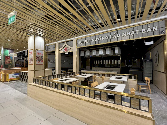 Không gian sang trọng của nhà hàng buffet nướng lẩu Nhật Bản với thiết kế gỗ ấm cúng và hệ thống hút khói hiện đại.