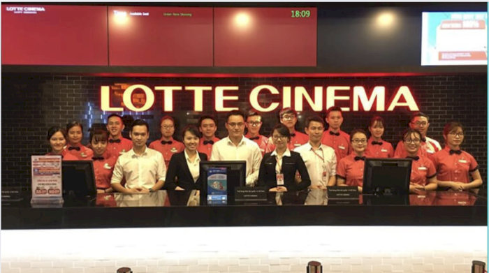 Lotte Cinema Huế được đánh giá cao về chất lượng phòng chiếu và dịch vụ Nhân viên Lotte Cinema Đội ngũ nhân viên tươi tắn của Lotte Cinema đang làm việc tại quầy vé.
