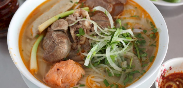 Nước lèo được nấu bằng bếp củi, lưu giữ hương vị truyền thống đậm đà