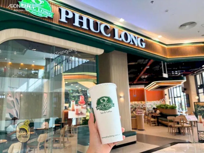 Cốc Phúc Long Coffee & Tea được cầm trước cửa hàng nổi bật tại một trung tâm thương mại