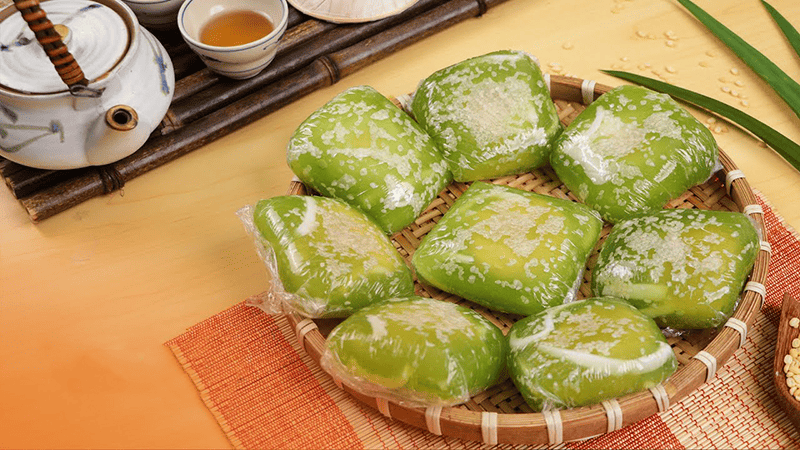 Những chiếc bánh phu thê màu xanh lá cây tươi mát, được gói trong lớp vỏ trong veo, bày trên mẹt tre, cạnh ấm trà ấm cúng