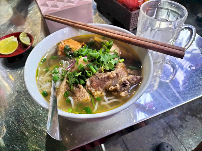 Tô bún bò Huế gây ấn tượng với nước dùng trong veo 