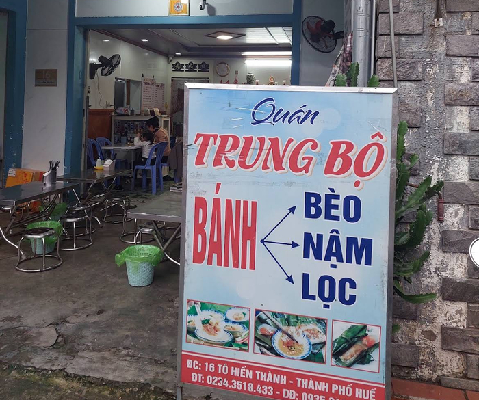 Không gian quán bình dị, đơn sơ làm cho ta có cảm giác như "ghé chơi" tại một căn nhà của người Huế