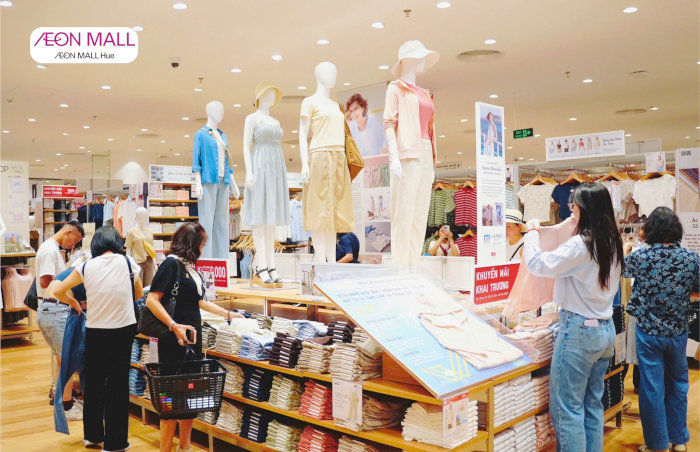 Kh&aacute;ch h&agrave;ng mua sắm đ&ocirc;ng đ&uacute;c tại cửa h&agrave;ng Uniqlo trong AEON Mall Huế dịp khai trương
