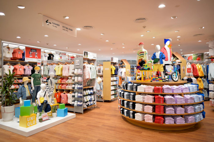 Khu trưng b&agrave;y quần &aacute;o trẻ em nhiều m&agrave;u sắc tại cửa h&agrave;ng UNIQLO b&ecirc;n trong AEON Mall Huế