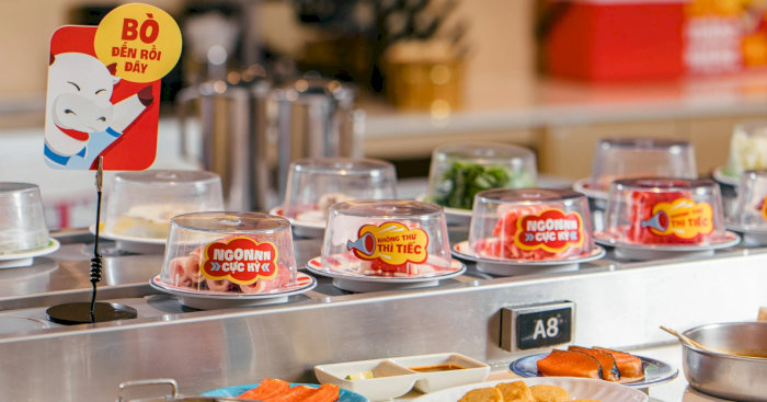Những đĩa sushi nhỏ xinh được đặt trên băng chuyền, di chuyển chậm rãi để thực khách dễ dàng lựa chọn món yêu thích.