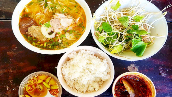 Sự kết hợp độc đáo của bún bò Huế và cơm nguội tạo nên bữa ăn vừa no vừa ngon