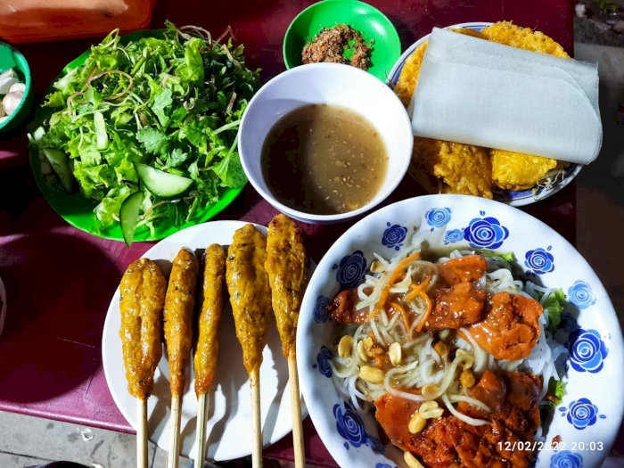 Bánh xèo giòn rụm, bánh khoái thơm ngon và nem lụi hấp dẫn tại nhà hàng Bale Well nổi tiếng ở Đà Nẵng.