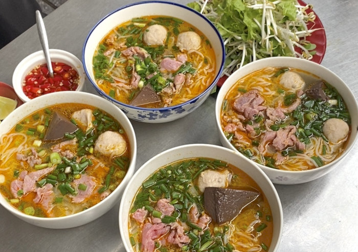 Nước dùng ninh trong nồi nhôm nhỏ, tạo nên hương vị ngọt thanh đặc trưng