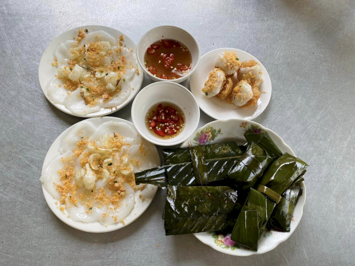Đĩa bánh bèo Nam Lộc và bánh bột lọc hấp dẫn, món ăn truyền thống Việt Nam, được bày biện tinh tế trên bàn.