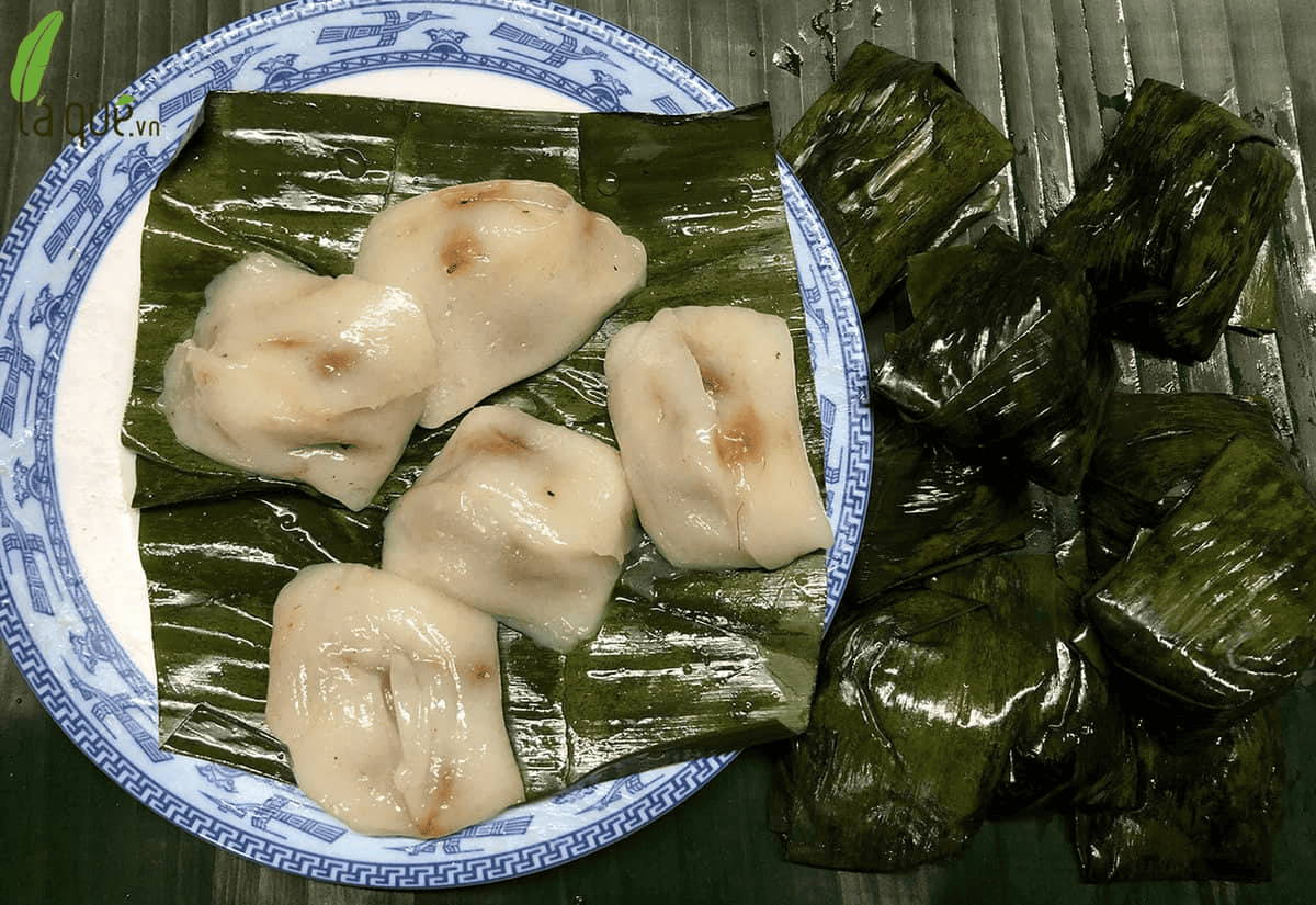 Những chiếc bánh ít lá gai màu đen bóng đặc trưng, nhân đậu xanh dừa ngọt bùi, gói trong lá chuối xanh, một đặc sản truyền thống của Việt Nam