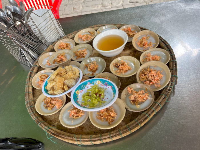 Mẹt bánh bèo nóng hổi với nhiều chén nhỏ xếp gọn gàng, tạo nên một bữa ăn truyền thống Huế hấp dẫn.