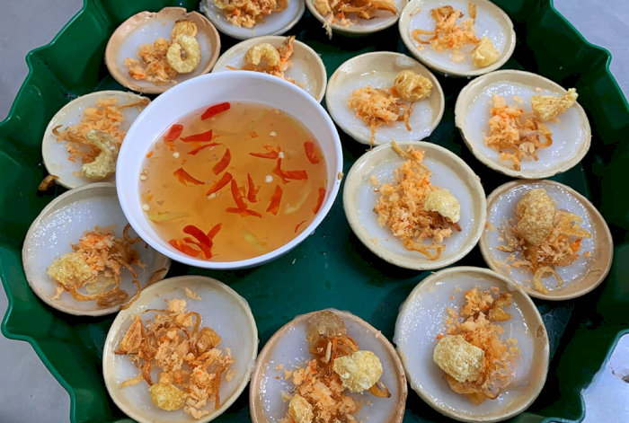 Đĩa bánh bèo Huế truyền thống được bày biện đẹp mắt, sẵn sàng để thưởng thức cùng nước chấm đặc trưng.