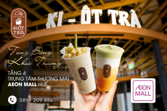 Hai cốc trà sữa Ki-ốt Trà đặc biệt được nâng niu trên tay, quảng bá khai trương tại Aeon Mall Huế.