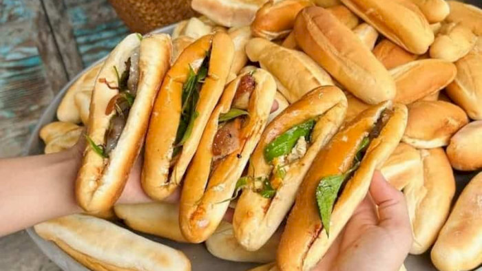 Bánh mì ở Lò Mì Chợ Mai phù hợp cho những bữa xế nhanh chóng.