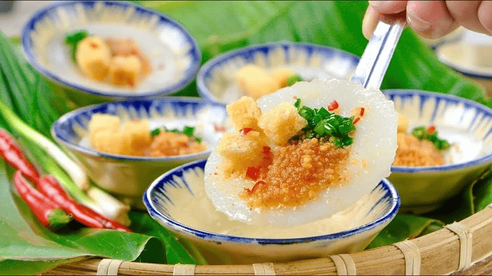 Những chén bánh bèo trắng mịn, nhân tôm cháy vàng ươm, mỡ hành xanh tươi, chan nước mắm ngọt cay, đặc sản ẩm thực cố đô