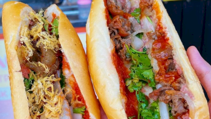 Bánh mì nướng củi đầy ắp nhân tại Lò Bánh Mì Hữu Huế luôn khiến thực khách mê mẩn,