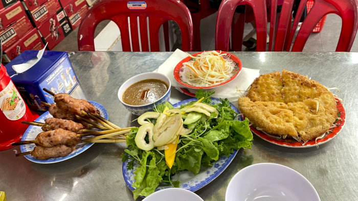 Bánh xèo giòn tan và nem lụi hấp dẫn, bữa ăn truyền thống Việt Nam đầy hương vị.