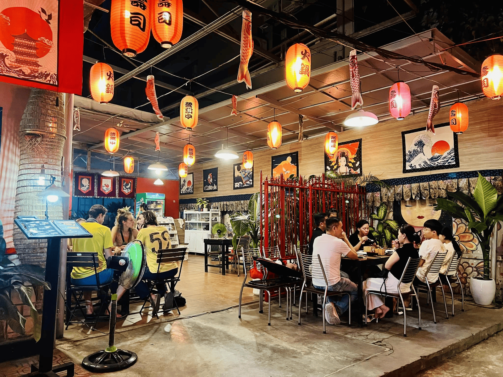 Kyodai là nhà hàng Nhật Bản nổi tiếng với không gian màu sắc rực rỡ và đồ ăn đa dạng 