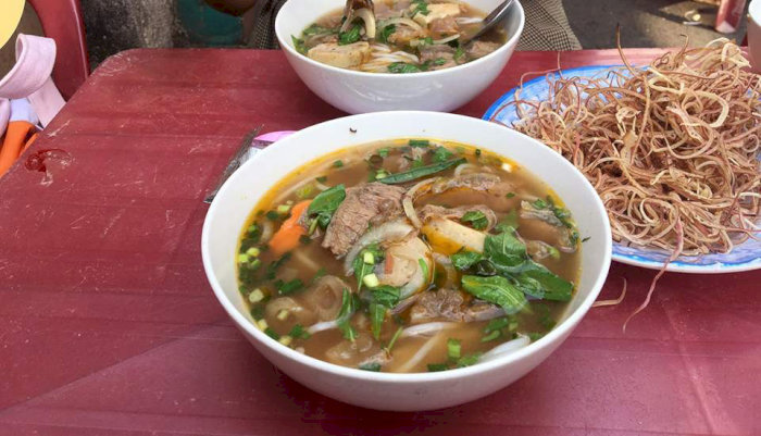 Nước lèo ngọt thanh, tỏa ra hương sả, gừng và xương bò ninh hấp dẫn