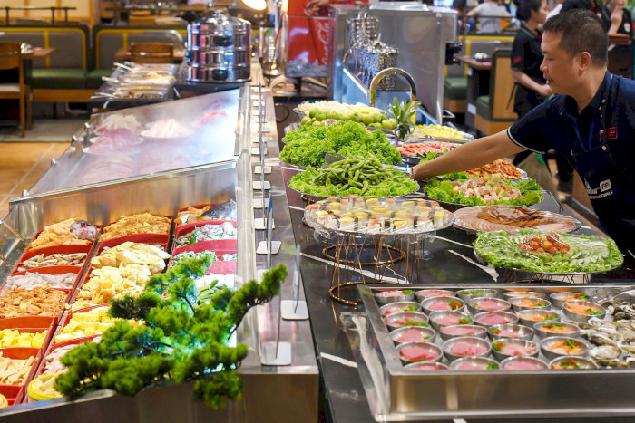 Buffet đa dạng món ăn tươi sạch, trình bày đẹp mắt tại quầy tự chọn hiện đại trong nhà hàng.