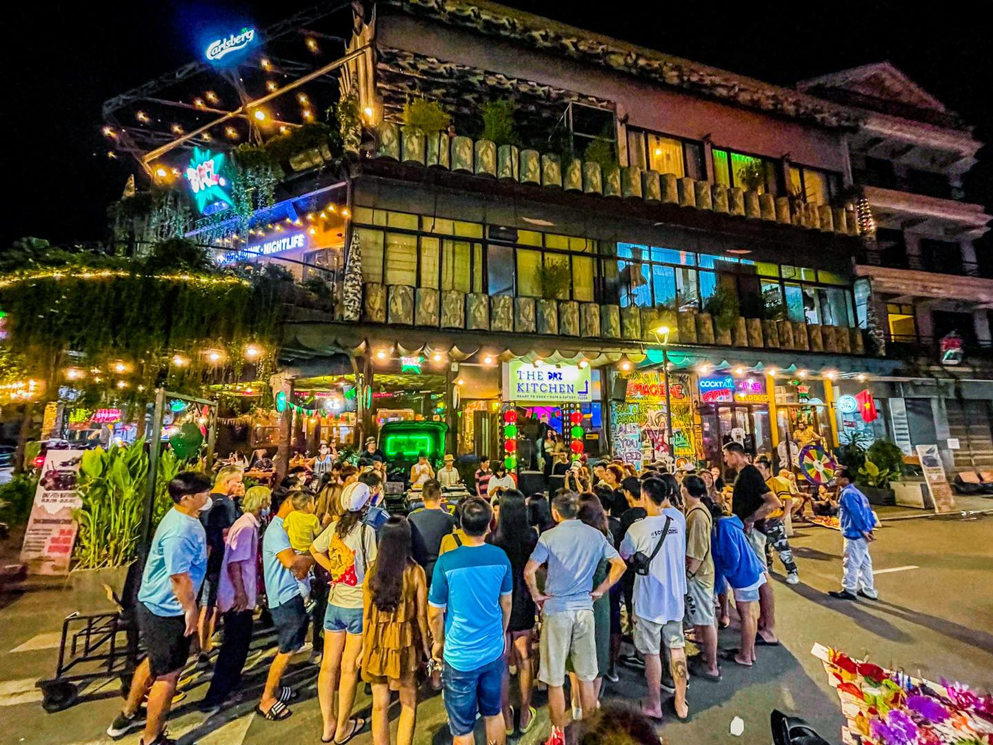 DMZ Bar & Restaurant l&agrave; địa điểm vui chơi nổi tiếng tại phố T&acirc;y Huế 