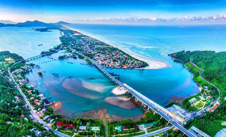 Vịnh Lăng C&ocirc; l&agrave; một trong những vịnh biển đẹp ở Huế 