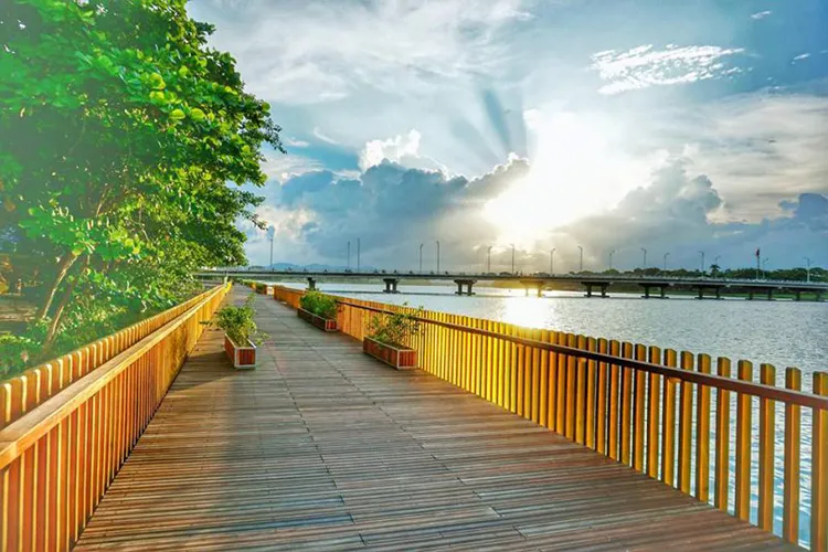 Cầu gỗ lim thu h&uacute;t giới trẻ bởi vẻ đẹp thơ mộng 