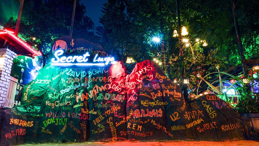 Secret Lounge Hue l&agrave; qu&aacute;n bar nổi tiếng, được nhiều bạn trẻ y&ecirc;u th&iacute;ch ở Huế 