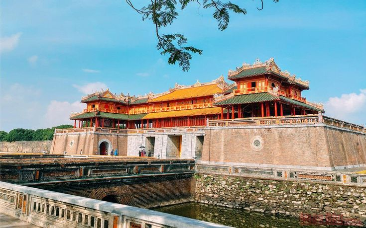 Kinh Th&agrave;nh Huế l&agrave; c&ocirc;ng tr&igrave;nh kiến tr&uacute;c nổi tiếng được nhiều du kh&aacute;ch gh&eacute; thăm