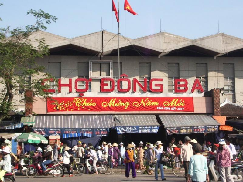 Chợ Đ&ocirc;ng Ba l&agrave; khu chợ nổi tiếng với nhiều m&oacute;n ăn đặc sản Huế 