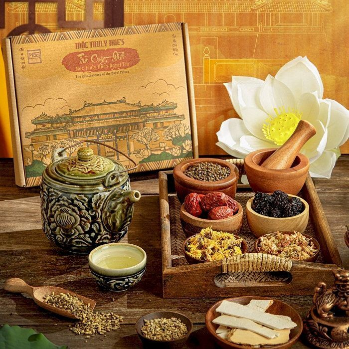 Tr&agrave; Cung Đ&igrave;nh Huế l&agrave; m&oacute;n qu&agrave; &yacute; nghĩa d&agrave;nh tặng người lớn tuổi