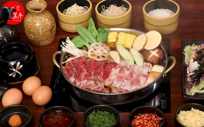 Nồi lẩu nghi ng&uacute;t ăn c&ugrave;ng với những topping tươi ngon sẽ mang đến hương vị đậm đ&agrave; v&agrave; ấm &aacute;p trong những ng&agrave;y đ&ocirc;ng se lạnh.