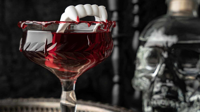Đồ uống &ldquo;m&aacute;u ma c&agrave; rồng&rdquo; là các loại nước ép trái c&acirc;y màu đỏ hoặc cocktail