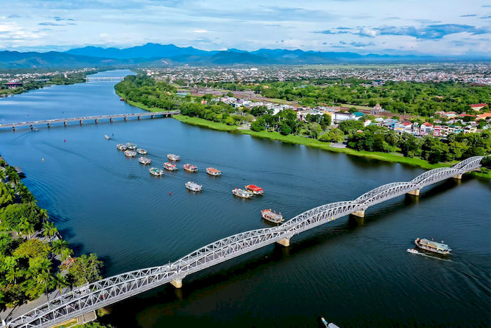 Du kh&aacute;ch c&oacute; thể đứng ở hai bờ s&ocirc;ng Hương hoặc tham gia tour thuyền Rồng để ngắm nh&igrave;n c&aacute;c c&acirc;y cầu biểu tượng từ g&oacute;c nh&igrave;n kh&aacute;c