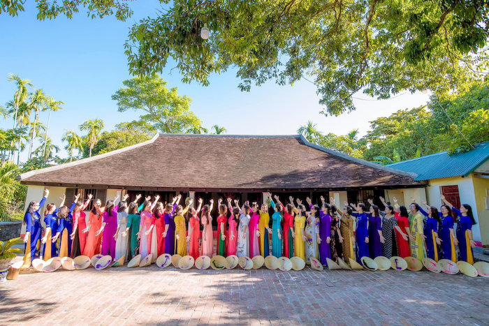 Với không gian cổ kính đặc trưng của làng, áo dài hay áo bà ba là lựa chọn lý tưởng để có những shoot hình đẹp và truyền thống.